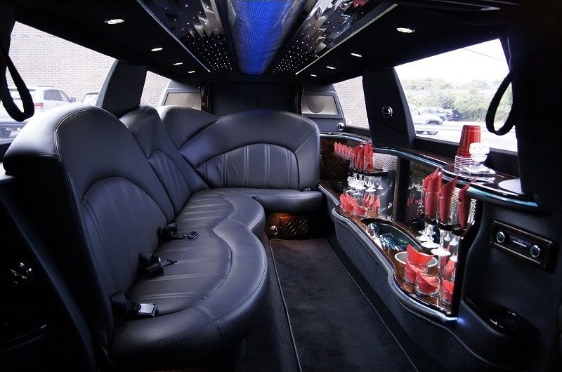 Lincoln_MKT_limo interior